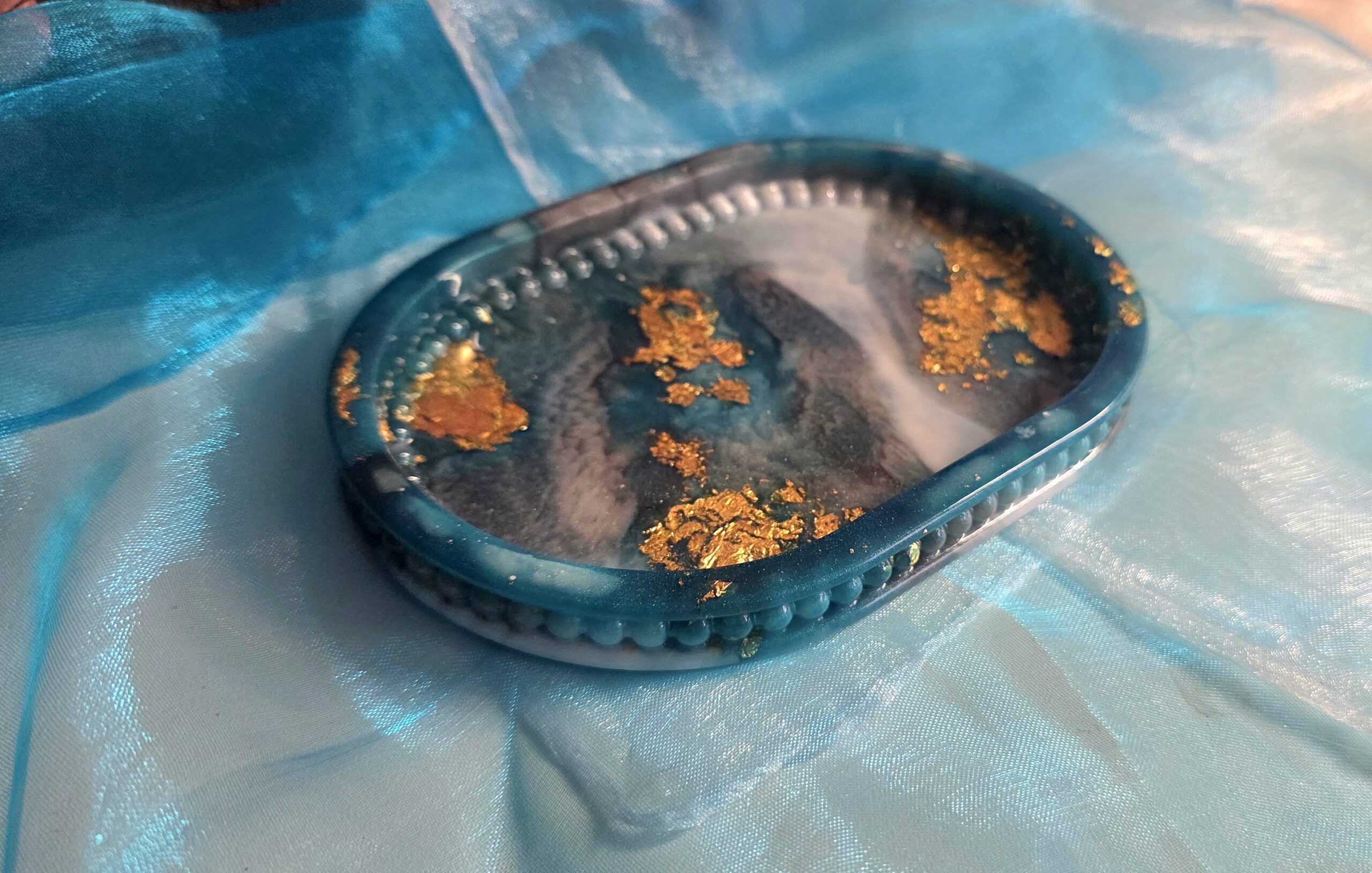 Handgefertigte Schmuckablage aus Epoxidharz in Blau mit edlen Gold-Details – Vielseitig einsetzbares kleines Tablett als Unikat von Traumharz.