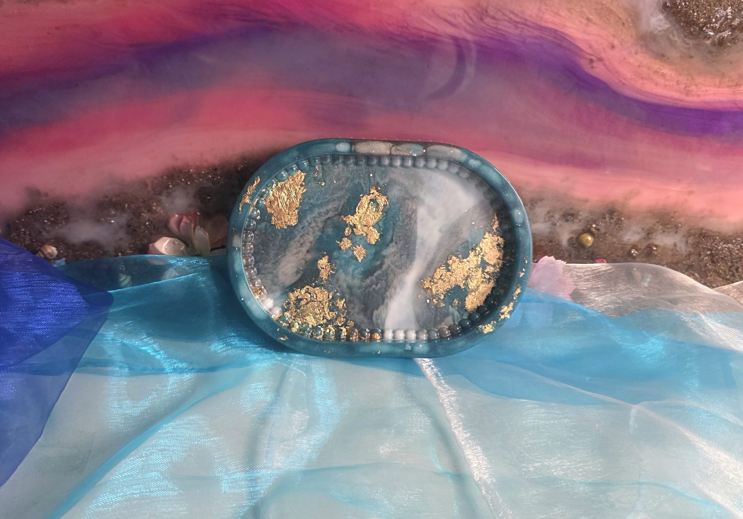 Handgefertigte Schmuckablage aus Epoxidharz in Blau mit edlen Gold-Details – Vielseitig einsetzbares kleines Tablett als Unikat von Traumharz.