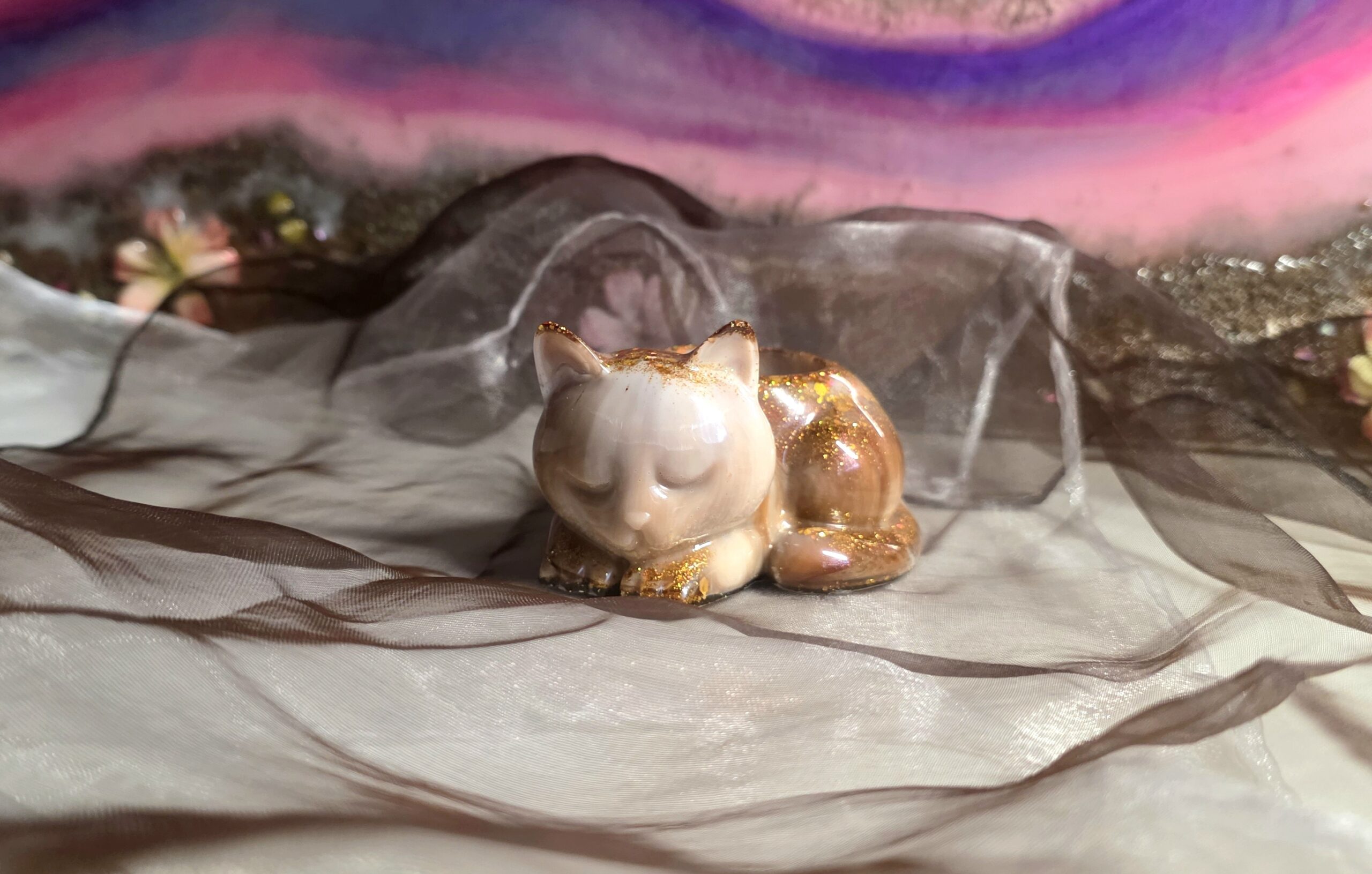 Handgefertigter Schlüsselanhänger aus Epoxidharz – Edles Design in Mokka-Braun mit cremeweißen Marmorierungen als Unikat von Traumharz.