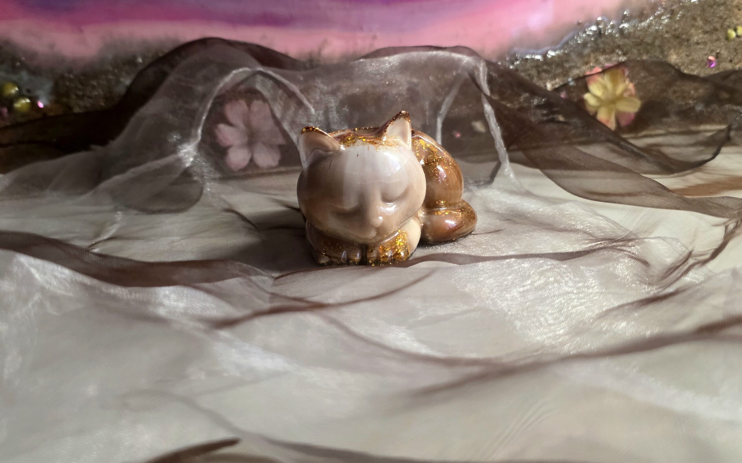 Handgefertigter Schlüsselanhänger aus Epoxidharz – Edles Design in Mokka-Braun mit cremeweißen Marmorierungen als Unikat von Traumharz.