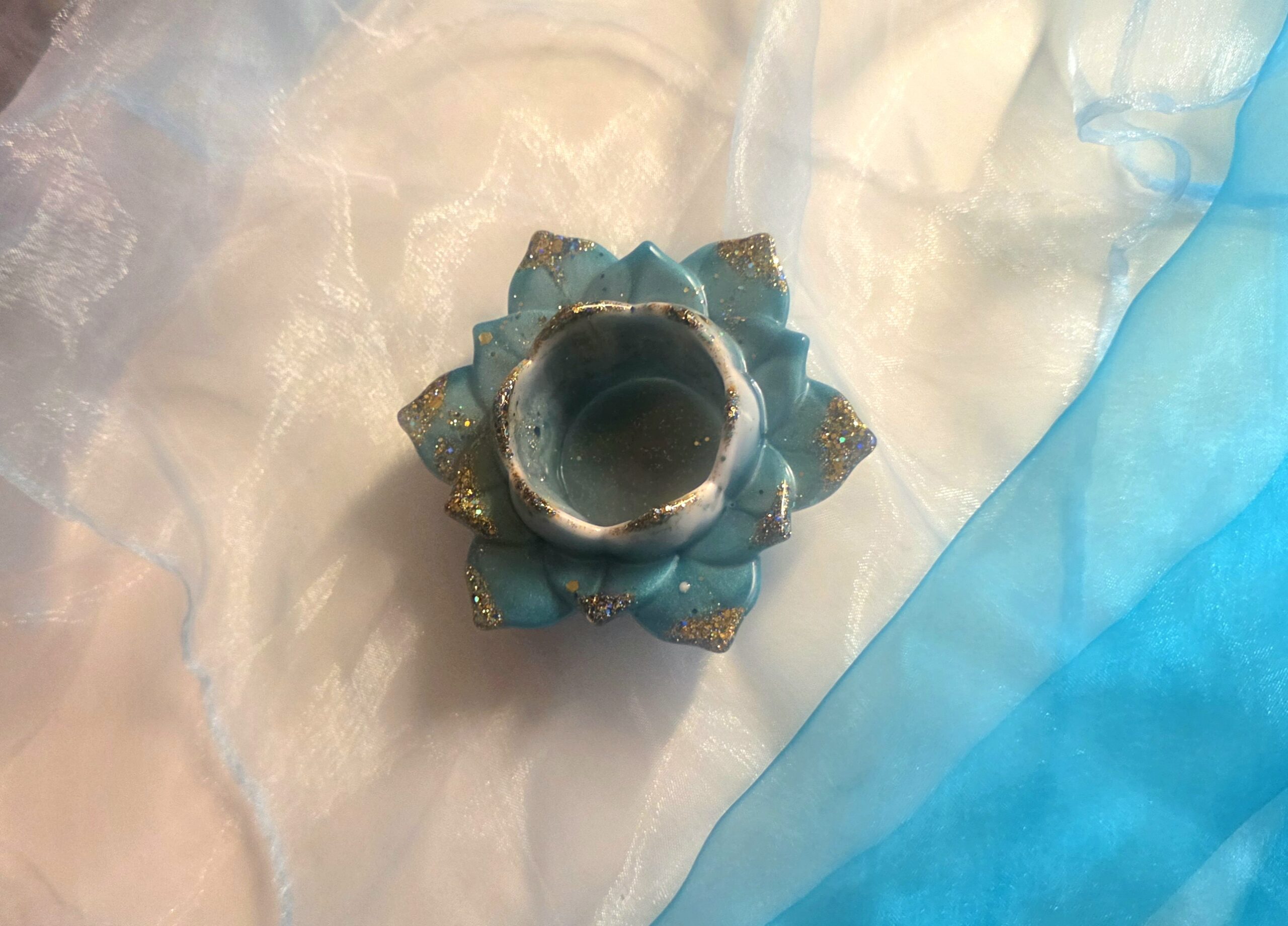 Handgefertigter Lotusblüte Teelichthalter aus Epoxidharz in Petrol mit edlen Gold-Akzenten – Einzigartige Wohndeko als Resin-Unikat von Traumharz.