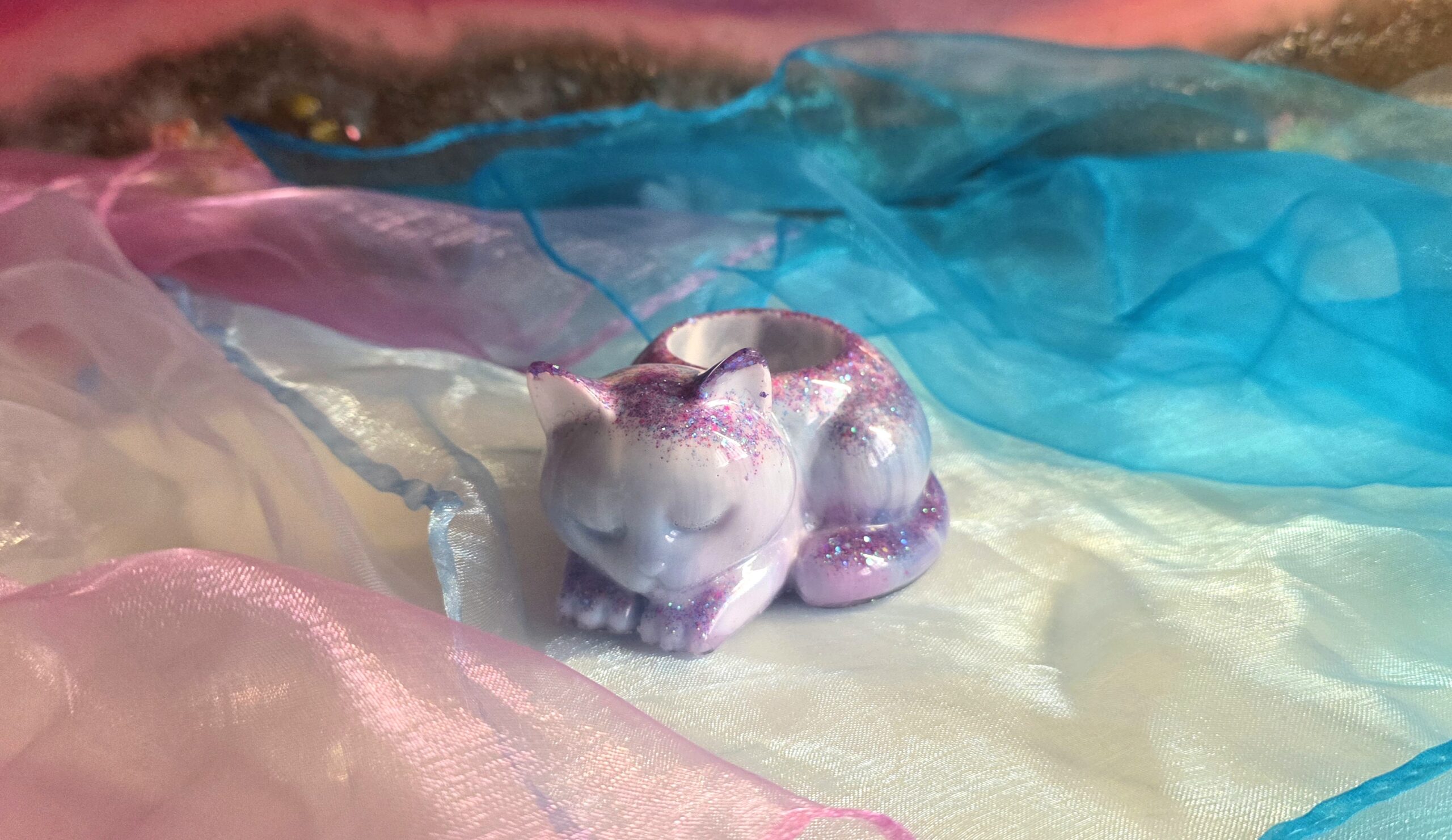 Handgefertigter Teelichthalter „Schlafende Katze“ aus Epoxidharz im Unicorn-Design (Hellblau, Rosa, Weiß) mit Glitzer – Inklusive Gumminoppen zum Schutz von Glastischen und Möbeln, Resin-Unikat von Traumharz.