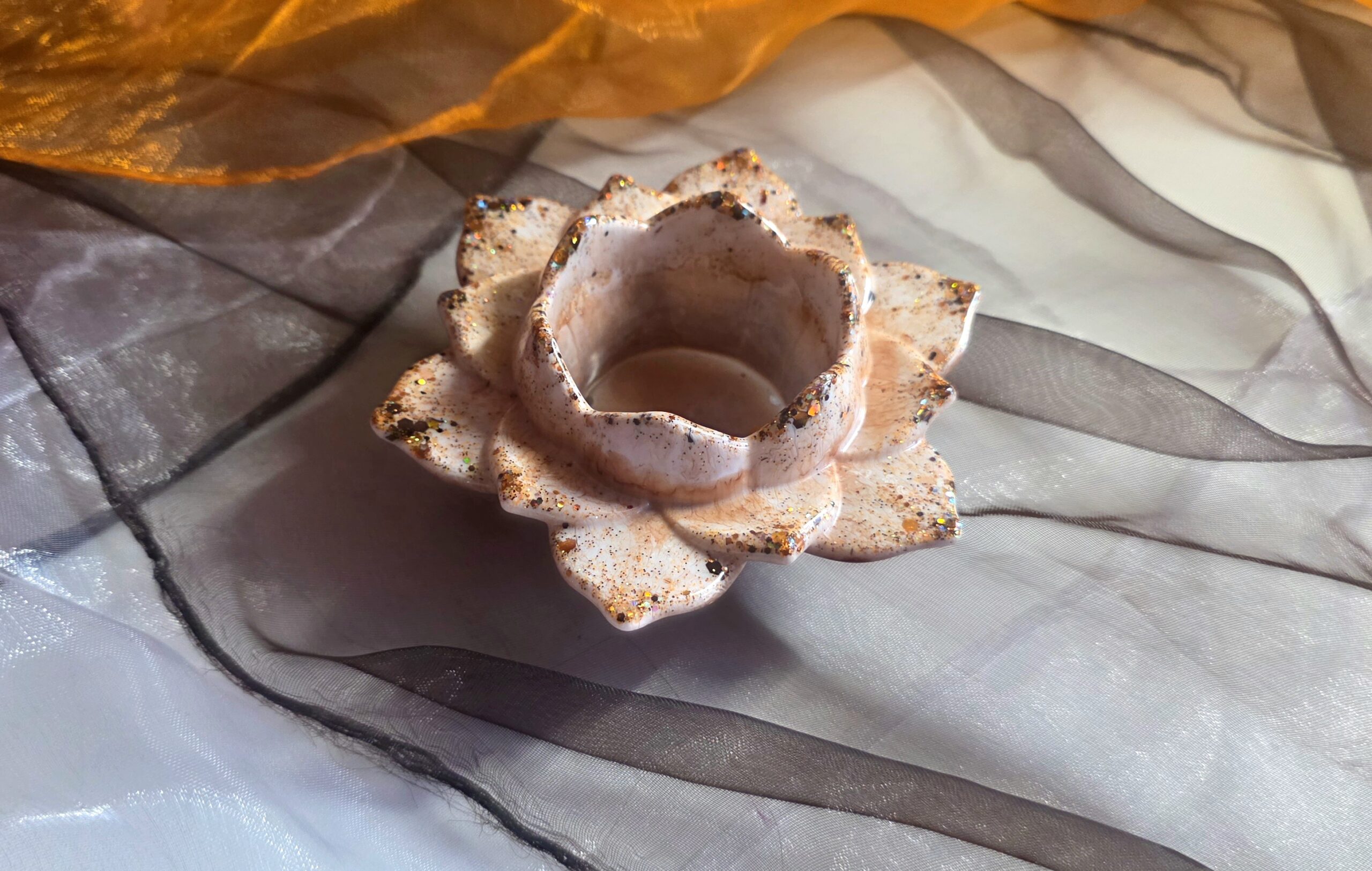 Handgefertigter Teelichthalter in Lotusblüten-Form aus Epoxidharz – Edles Design in den Herbstfarben Orange, Mokka und Weiß mit dezentem Glitzereffekt. Inklusive rutschfesten Gumminoppen zum Schutz von Glastischen und hochwertigen Möbeln, ein Unikat von Traumharz.