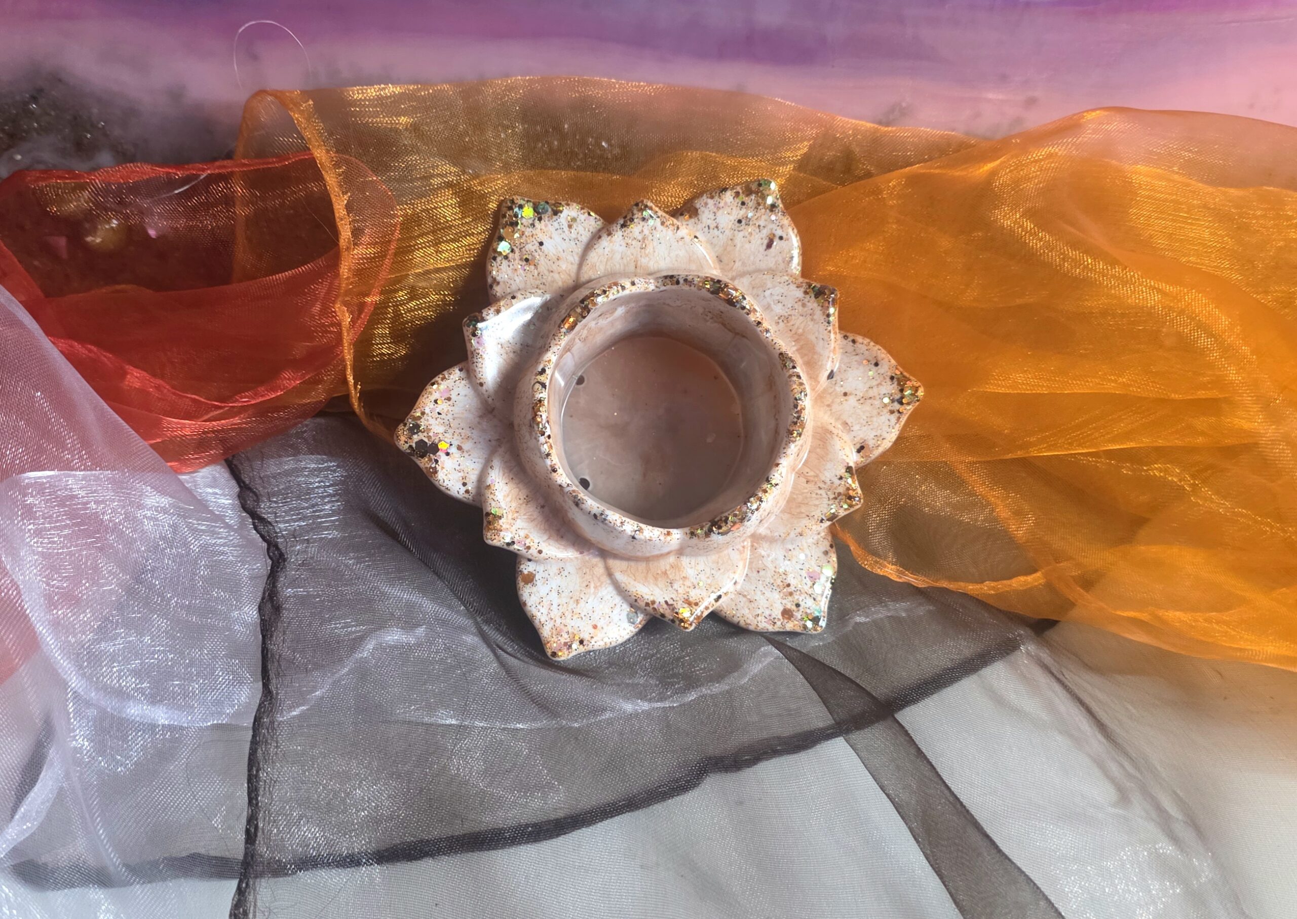 Handgefertigter Teelichthalter in Lotusblüten-Form aus Epoxidharz – Edles Design in den Herbstfarben Orange, Mokka und Weiß mit dezentem Glitzereffekt. Inklusive rutschfesten Gumminoppen zum Schutz von Glastischen und hochwertigen Möbeln, ein Unikat von Traumharz.