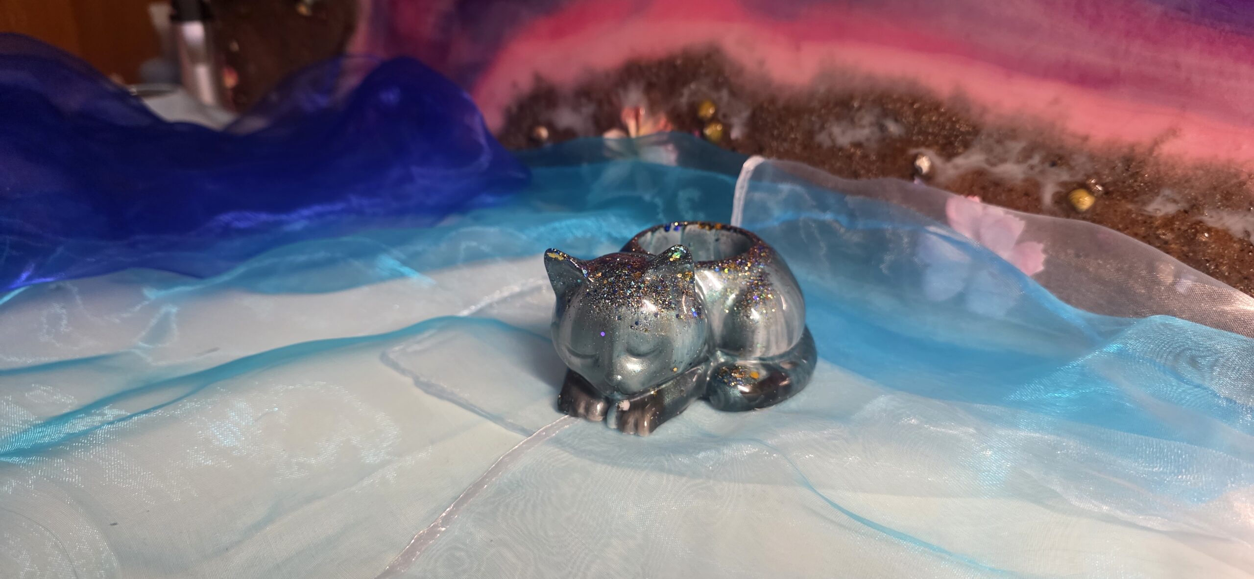 Handgefertigter Teelichthalter in Form einer schlafenden Katze aus Epoxidharz – Individuelles Design in Petrol, Schwarz und Weiß als Unikat von Traumharz.