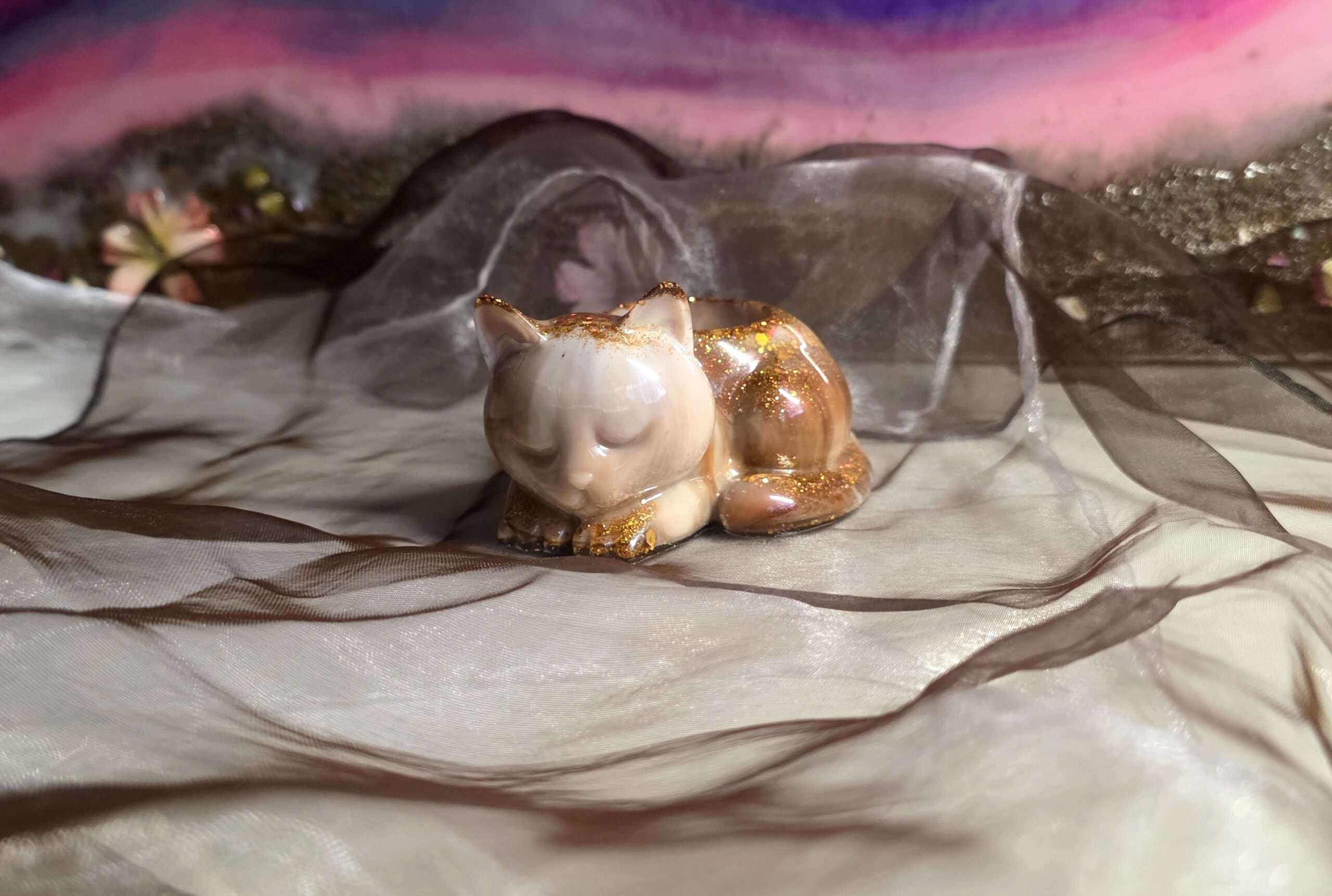 Handgefertigter Schlüsselanhänger aus Epoxidharz – Edles Design in Mokka-Braun mit cremeweißen Marmorierungen als Unikat von Traumharz.