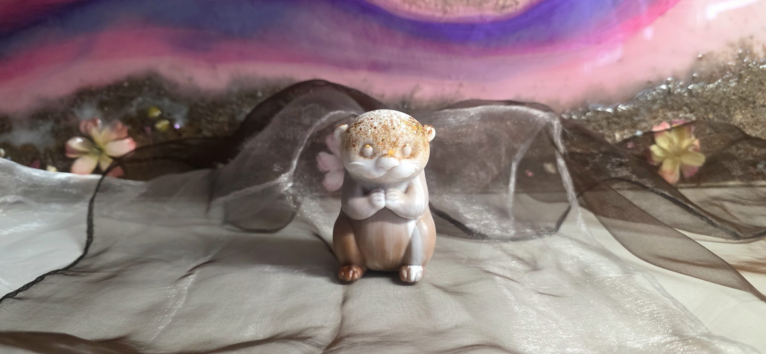 Handgefertigte Otter-Figur aus Epoxidharz – Niedliches Deko-Unikat in Mokka-Braun und Weiß mit goldenem Glitzer-Akzent von Traumharz.