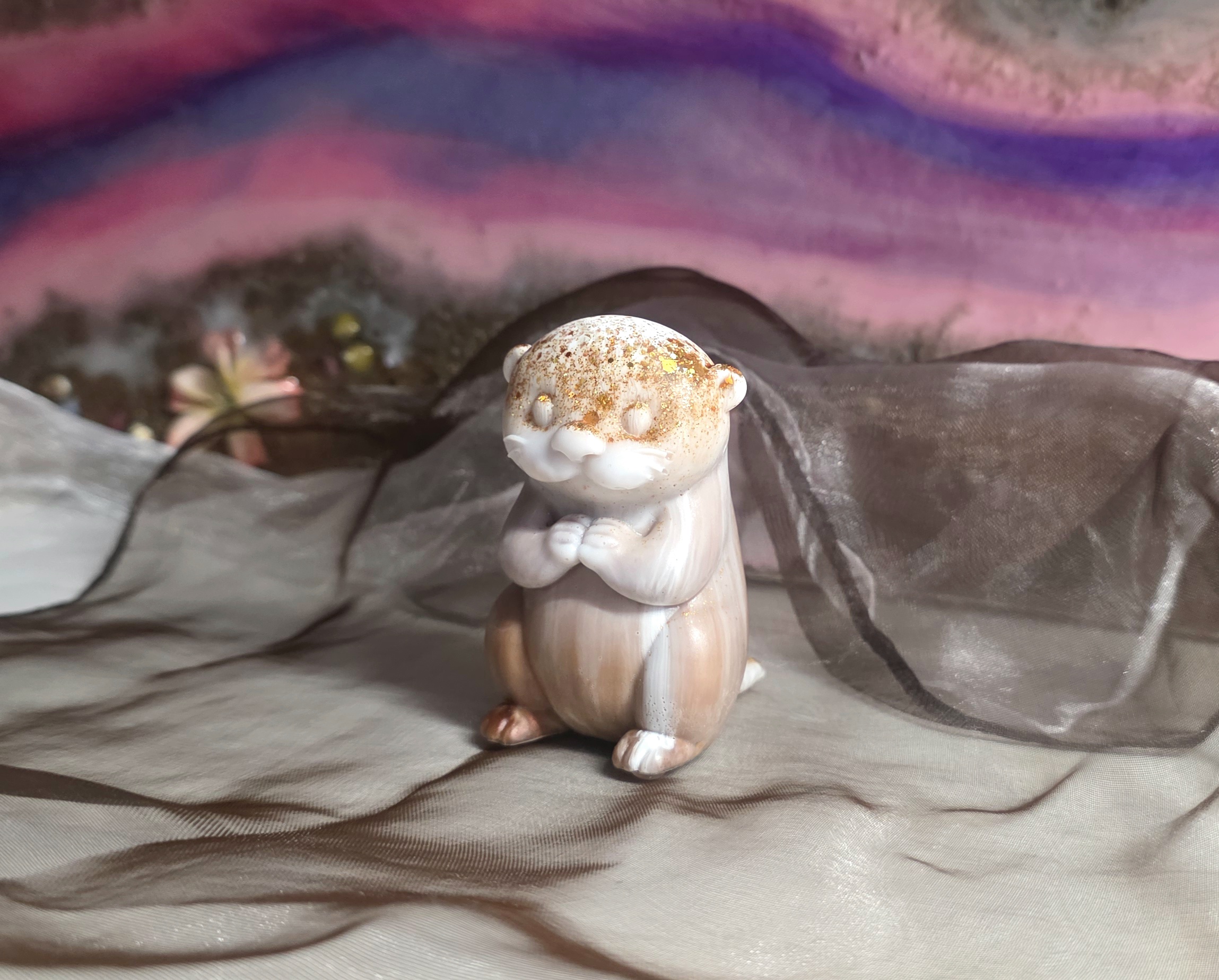 Handgefertigte Otter-Figur aus Epoxidharz – Niedliches Deko-Unikat in Mokka-Braun und Weiß mit goldenem Glitzer-Akzent von Traumharz.