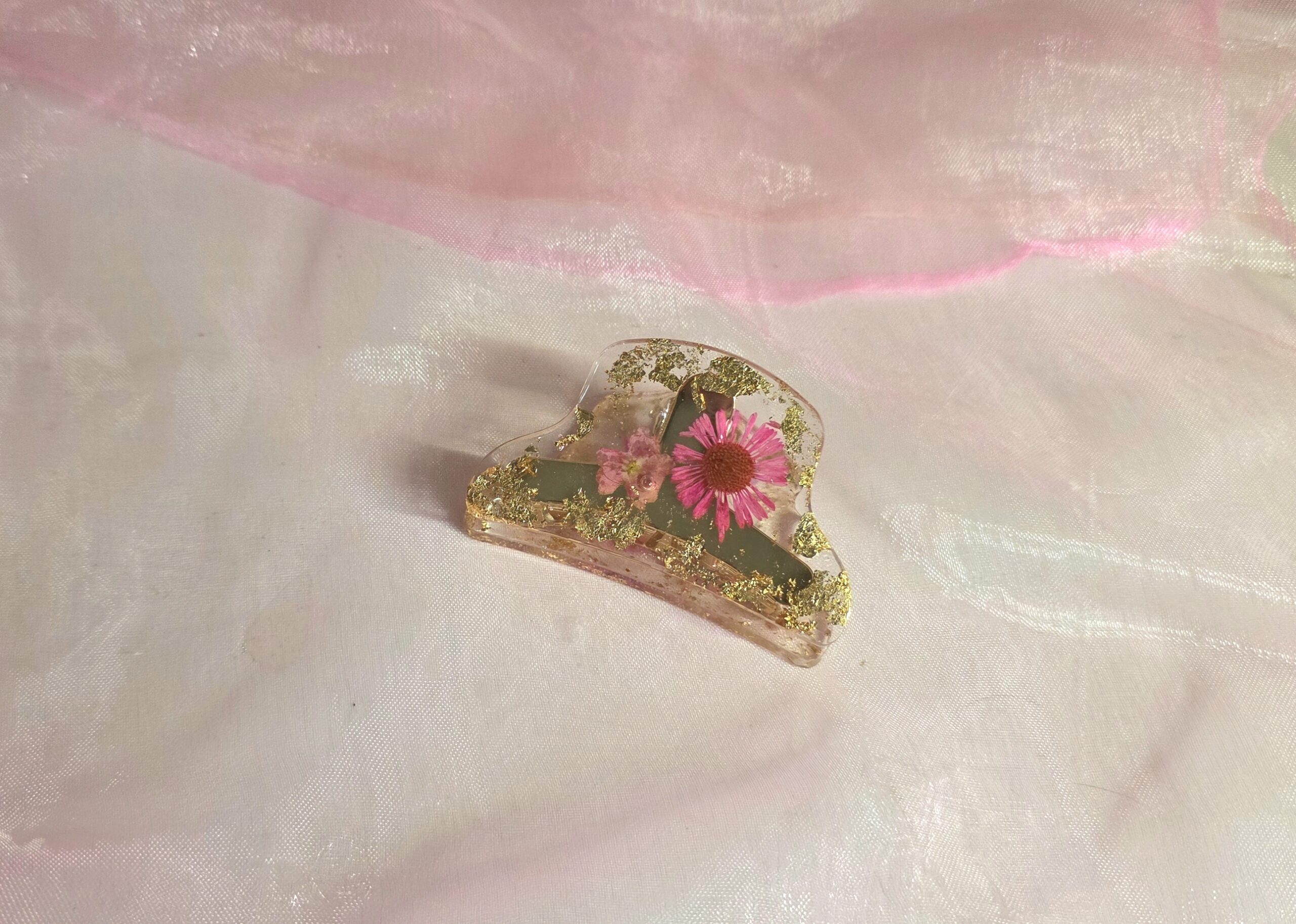 Kleine Resin-Haarklammer mit rosa Blumen und edlem Blattgold-Inlay von Traumharz.