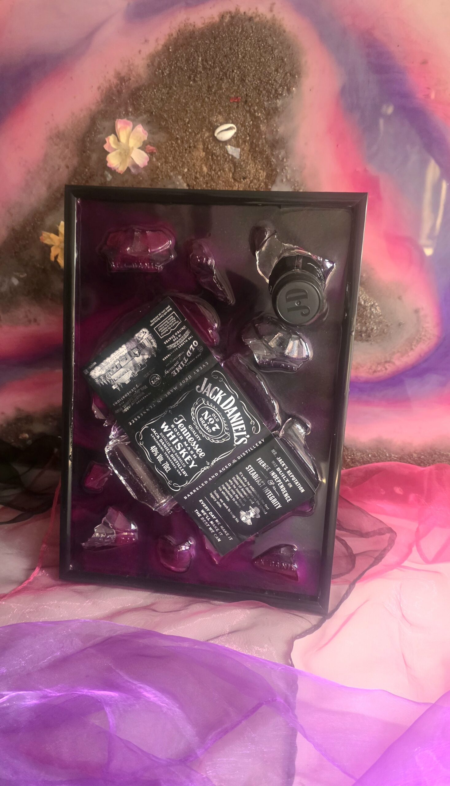 Modernes Upcycling-Wandbild aus Resin – Echte Glasfragmente einer Whiskeyflasche eingegossen in glänzendes Epoxidharz, handgefertigtes Unikat für das Esszimmer.