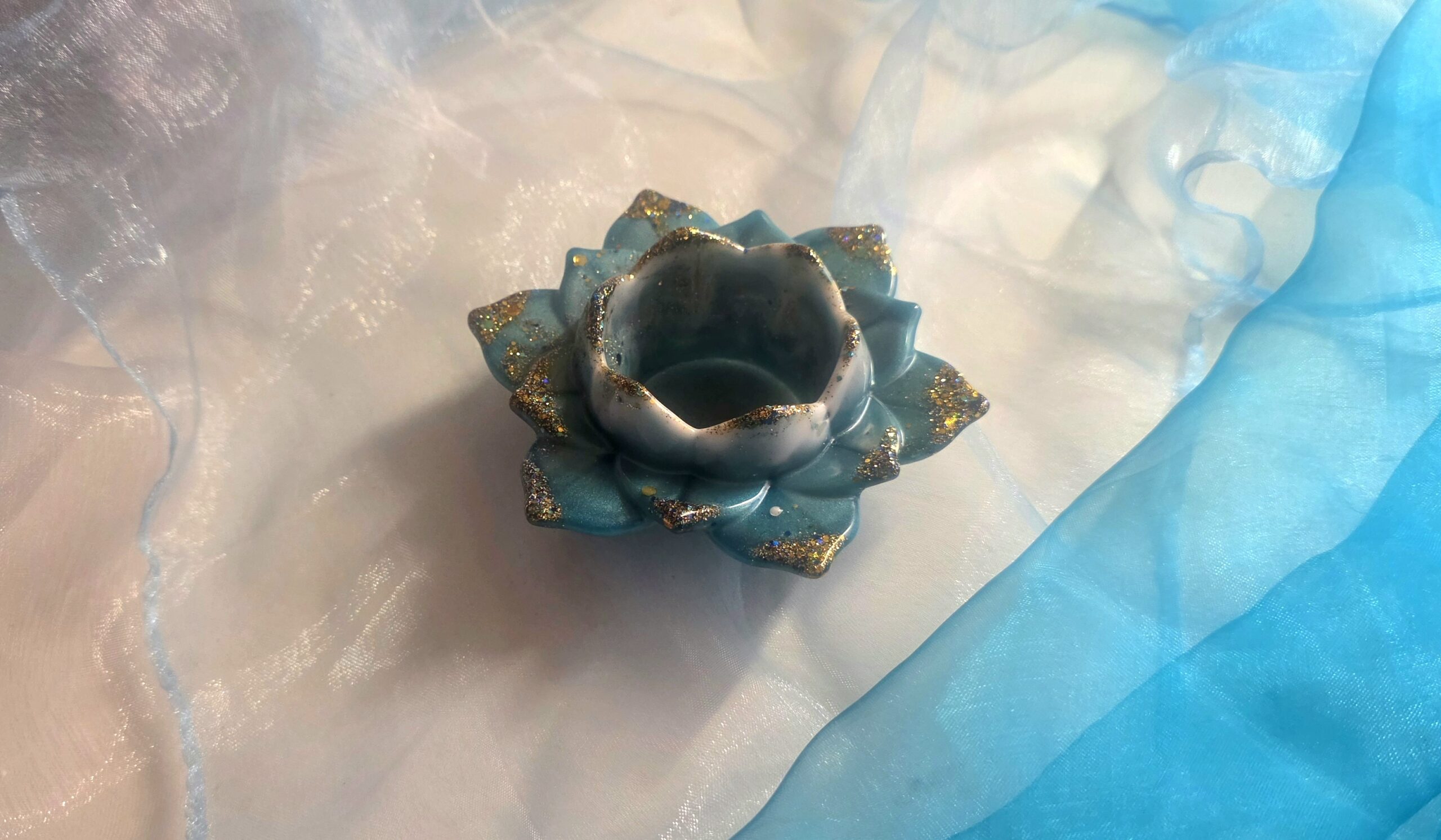 Handgefertigter Lotusblüte Teelichthalter aus Epoxidharz in Petrol mit edlen Gold-Akzenten – Einzigartige Wohndeko als Resin-Unikat von Traumharz.