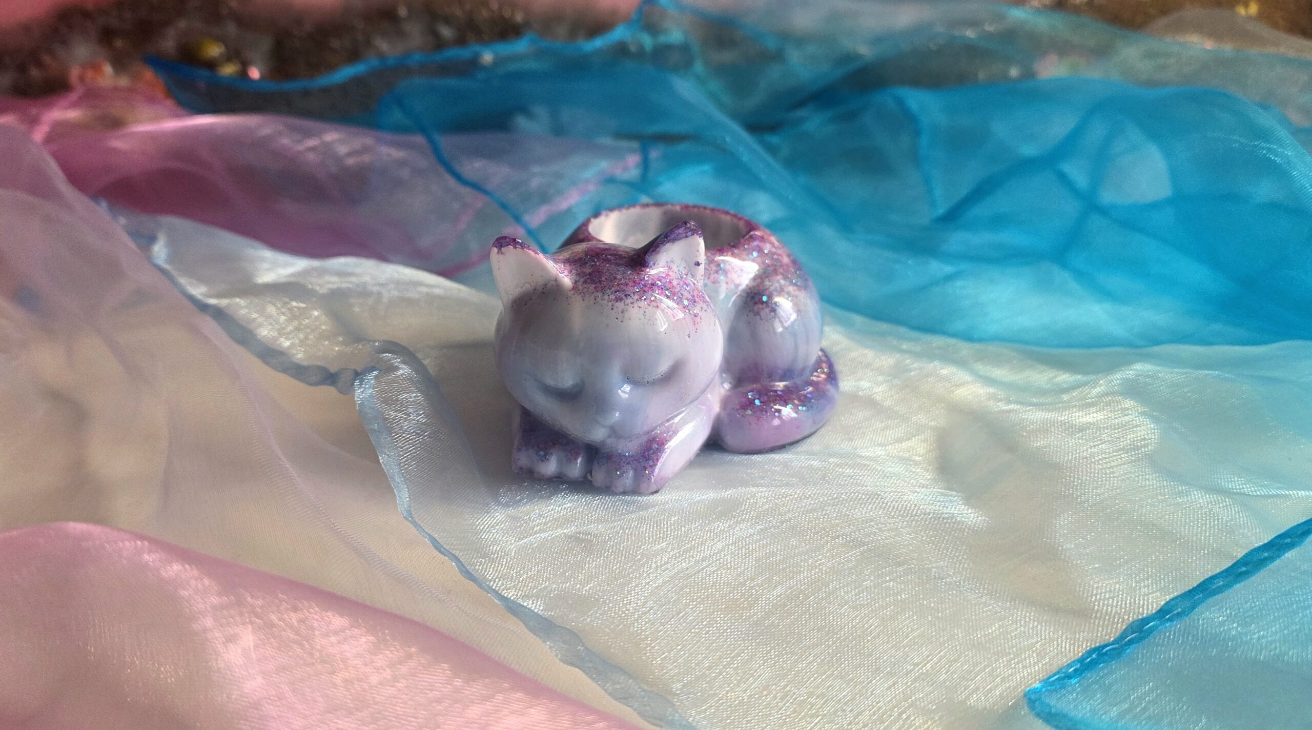 Handgefertigter Teelichthalter „Schlafende Katze“ aus Epoxidharz im Unicorn-Design (Hellblau, Rosa, Weiß) mit Glitzer – Inklusive Gumminoppen zum Schutz von Glastischen und Möbeln, Resin-Unikat von Traumharz.