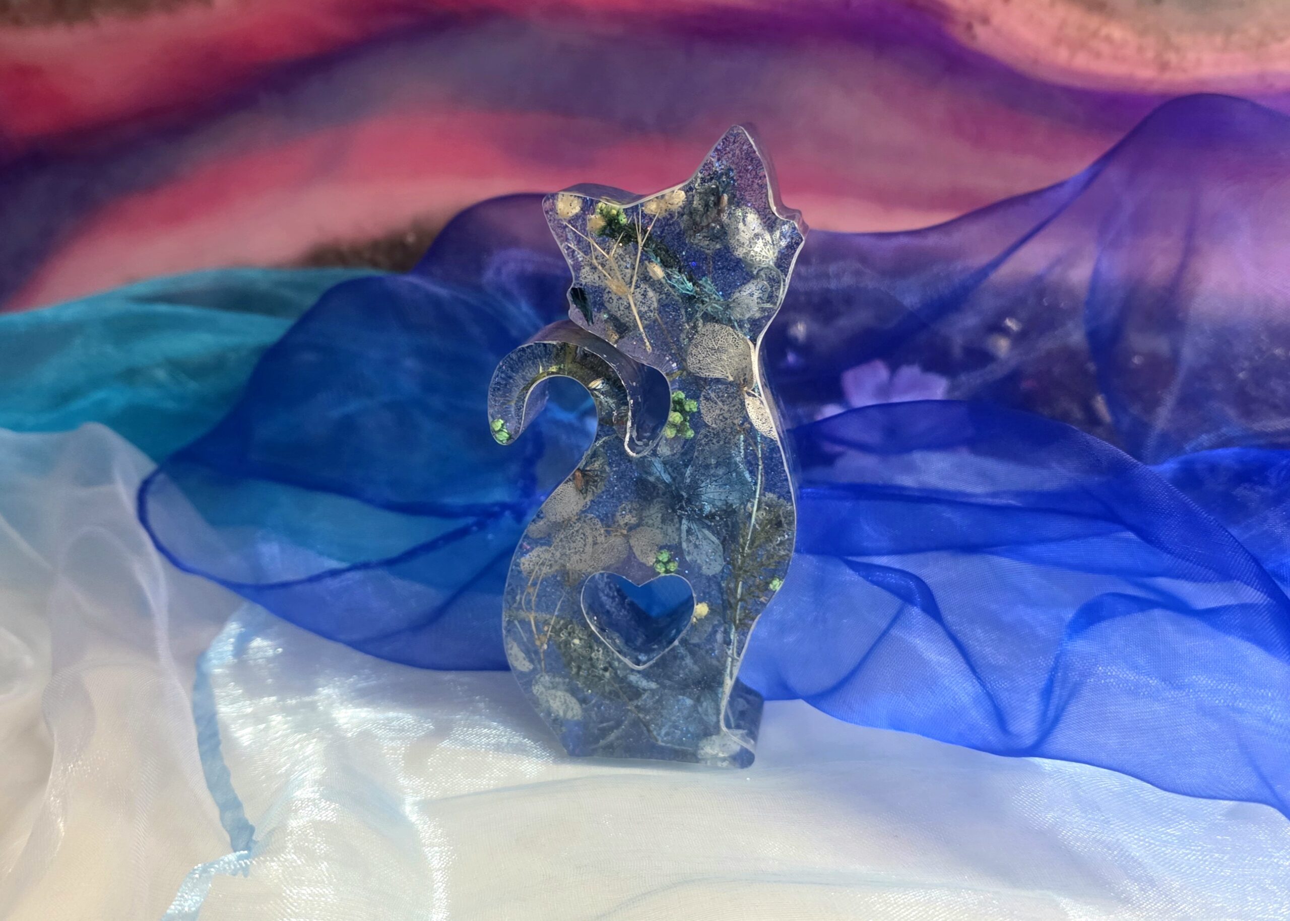 Katzenfigur Epoxidharz | Unikat mit echten Blumen & Glitzer | Handgefertigt – Bild 2