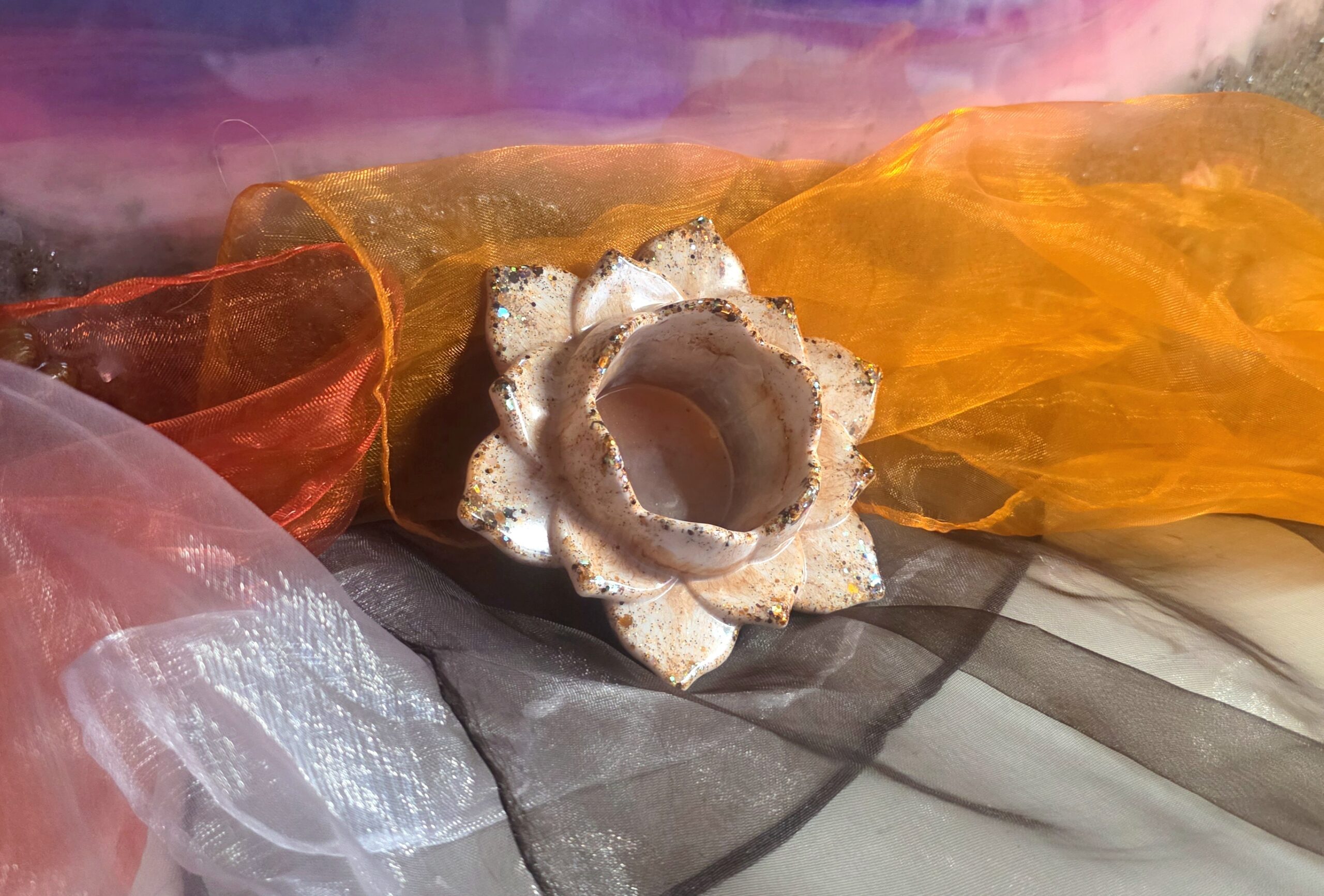 Handgefertigter Teelichthalter in Lotusblüten-Form aus Epoxidharz – Edles Design in den Herbstfarben Orange, Mokka und Weiß mit dezentem Glitzereffekt. Inklusive rutschfesten Gumminoppen zum Schutz von Glastischen und hochwertigen Möbeln, ein Unikat von Traumharz.