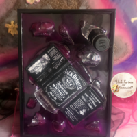 Handgefertigte Broken Bottle Art im A4 Rahmen – Zertrümmerte Jack Daniels Flasche auf Brombeere-schwarzem Epoxidharz-Hintergrund, edles Wandbild für die Hausbar von Traumharz.