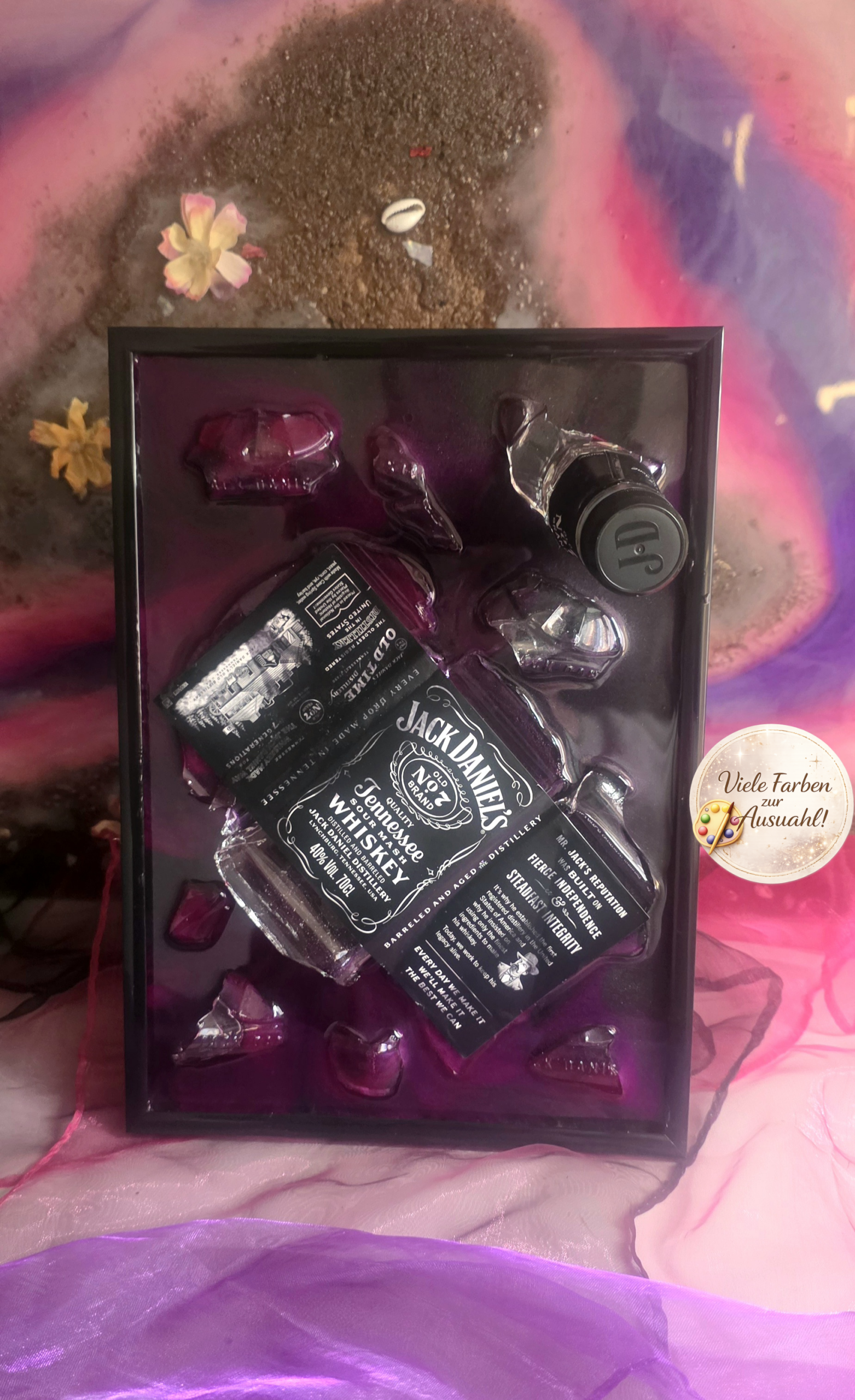 Handgefertigte Broken Bottle Art im A4 Rahmen – Zertrümmerte Jack Daniels Flasche auf Brombeere-schwarzem Epoxidharz-Hintergrund, edles Wandbild für die Hausbar von Traumharz.