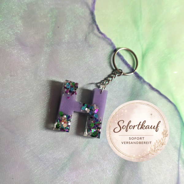 Handgefertigter Schlüsselanhänger Buchstabe H aus Epoxidharz – Individuelles Resin-Unikat in verschiedenen Designs und Farben von Traumharz.