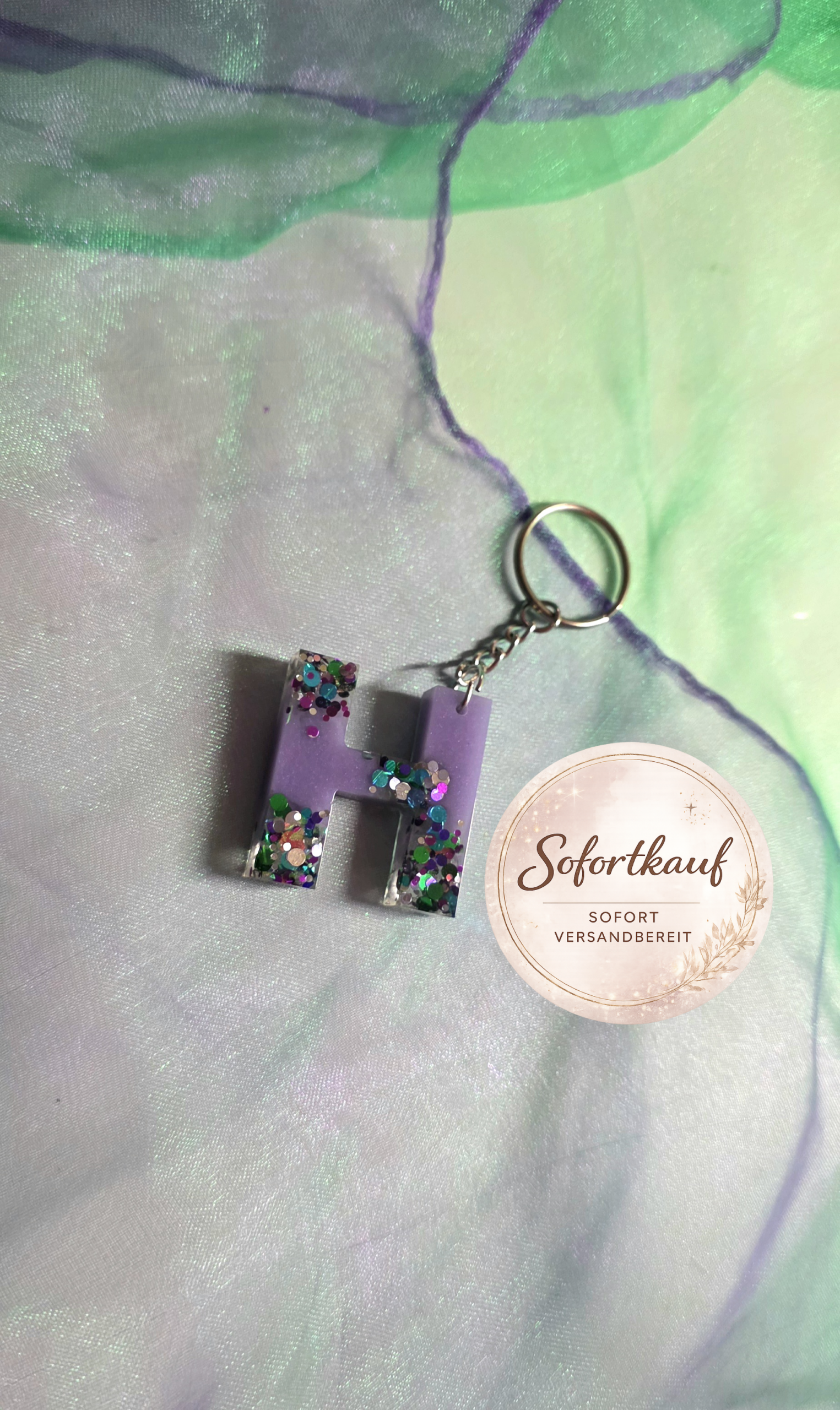 Handgefertigter Schlüsselanhänger Buchstabe H aus Epoxidharz – Individuelles Resin-Unikat in verschiedenen Designs und Farben von Traumharz.