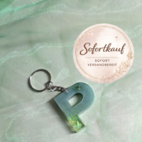 Handgefertigter Schlüsselanhänger Buchstabe P aus Epoxidharz – Individuelles Resin-Unikat in verschiedenen Designs und Farben von Traumharz.