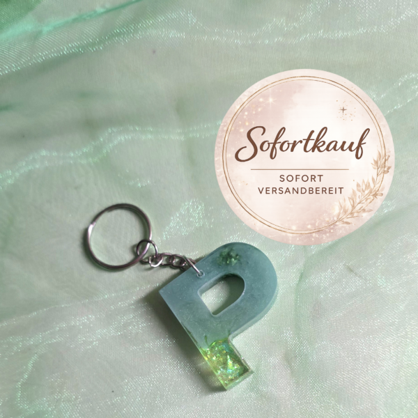Handgefertigter Schlüsselanhänger Buchstabe P aus Epoxidharz – Individuelles Resin-Unikat in verschiedenen Designs und Farben von Traumharz.