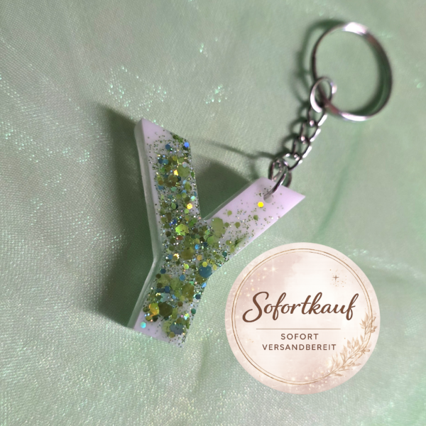 Handgefertigter Schlüsselanhänger Buchstabe Y aus Epoxidharz – Individuelles Resin-Unikat in verschiedenen Designs und Farben von Traumharz.