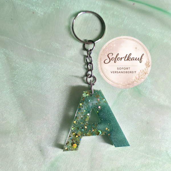 Handgefertigter Schlüsselanhänger Buchstabe A aus Epoxidharz – Individuelles Resin-Unikat in verschiedenen Farben und Designs von Traumharz.