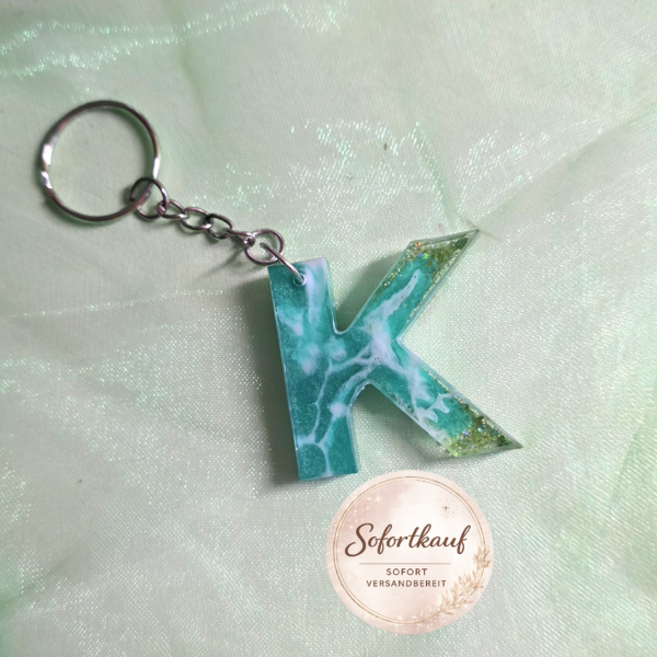 Handgefertigter Schlüsselanhänger Buchstabe K aus Epoxidharz – Individuelles Resin-Unikat in verschiedenen Designs und Farben von Traumharz.
