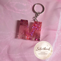 Handgefertigter Schlüsselanhänger Buchstabe M aus Epoxidharz – Individuelles Resin-Unikat in verschiedenen Designs und Farben von Traumharz.