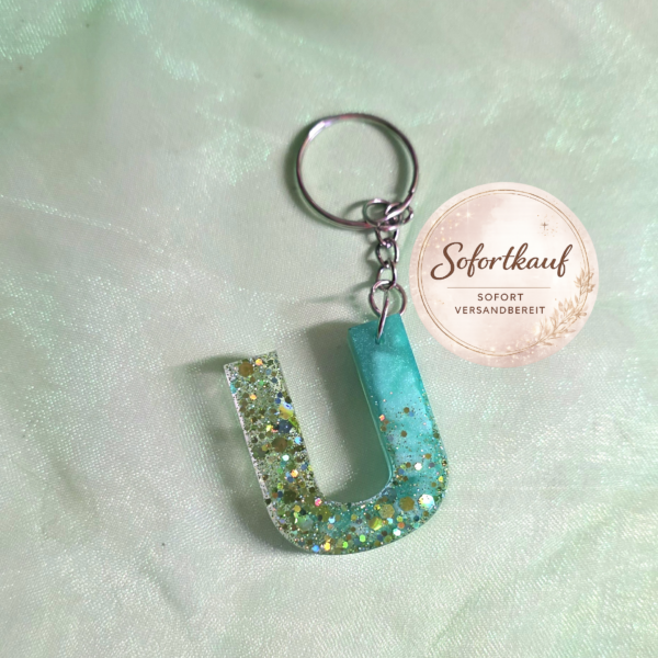 Handgefertigter Schlüsselanhänger Buchstabe U aus Epoxidharz – Individuelles Resin-Unikat in verschiedenen Farben und Designs von Traumharz.