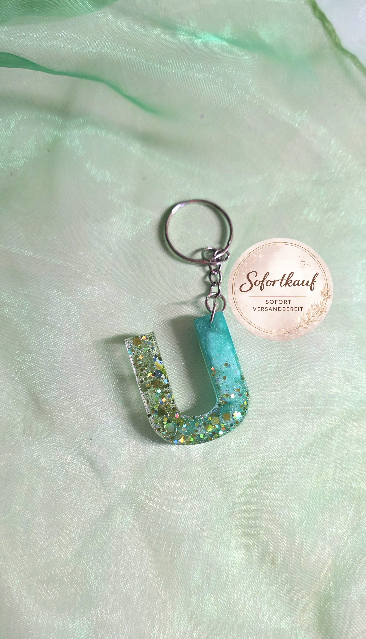 Handgefertigter Schlüsselanhänger Buchstabe U aus Epoxidharz – Individuelles Resin-Unikat in verschiedenen Farben und Designs von Traumharz.