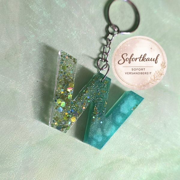 Handgefertigter Schlüsselanhänger Buchstabe W aus Epoxidharz – Individuelles Resin-Unikat in verschiedenen Designs und Farben von Traumharz.