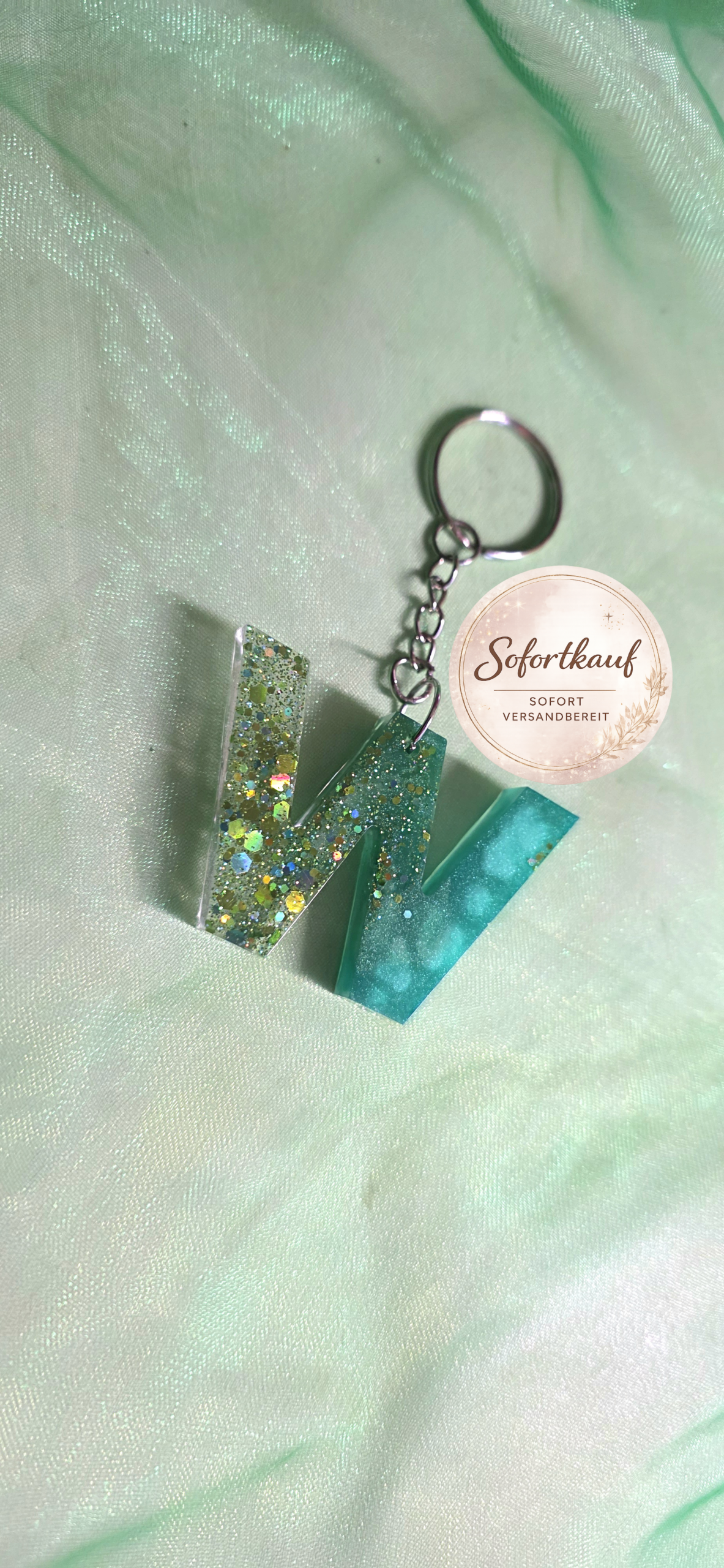 Handgefertigter Schlüsselanhänger Buchstabe W aus Epoxidharz – Individuelles Resin-Unikat in verschiedenen Designs und Farben von Traumharz.