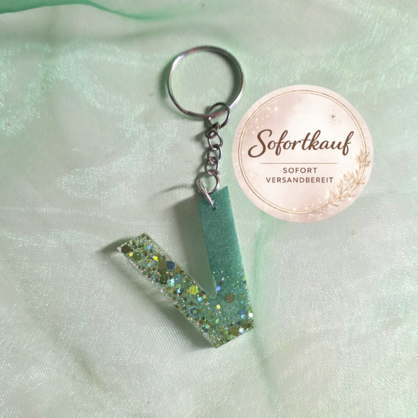 Handgefertigter Schlüsselanhänger Buchstabe V aus Epoxidharz – Individuelles Resin-Unikat in verschiedenen Farben und Designs von Traumharz.