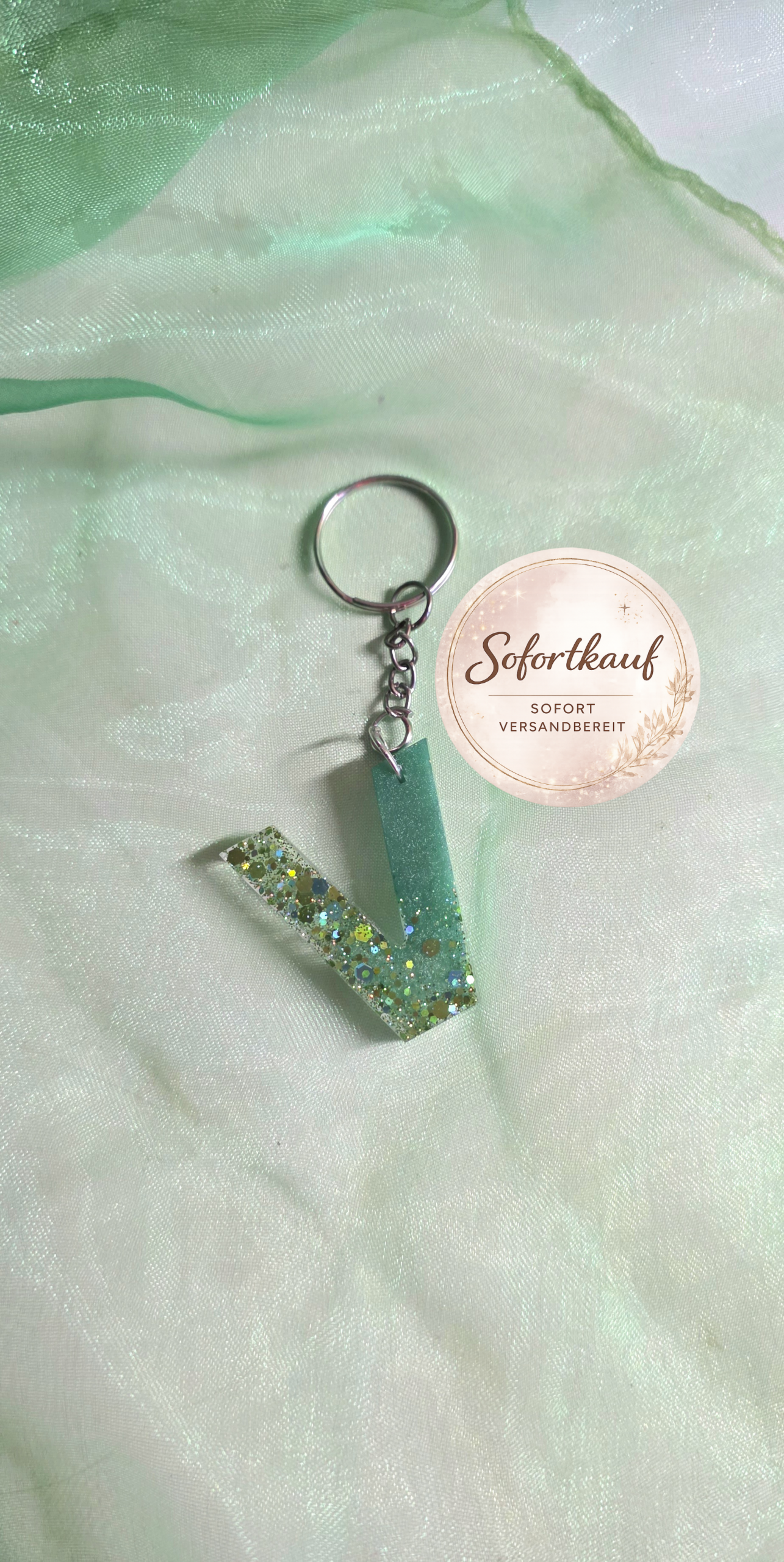Handgefertigter Schlüsselanhänger Buchstabe V aus Epoxidharz – Individuelles Resin-Unikat in verschiedenen Farben und Designs von Traumharz.