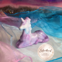 Handgefertigte Einhorn Figur aus Epoxidharz in Hellblau, Rosa und Weiß mit feinem Glitzer – Magisches Resin-Unikat von Traumharz.