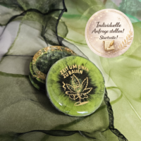 Individueller Epoxidharz Grinder von Traumharz – Handgefertigtes Unikat in edlem Schwarz mit goldenem „Zeit um einen zu bauen“-Motiv.