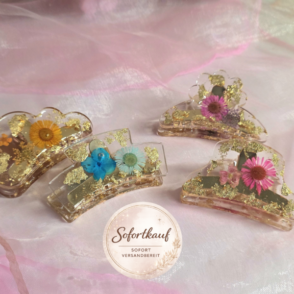Handgefertigte Haarklammer aus Epoxidharz mit echten Blüten und edlem Blattgold – Einzigartiges Haar-Accessoire als Resin-Unikat von Traumharz.