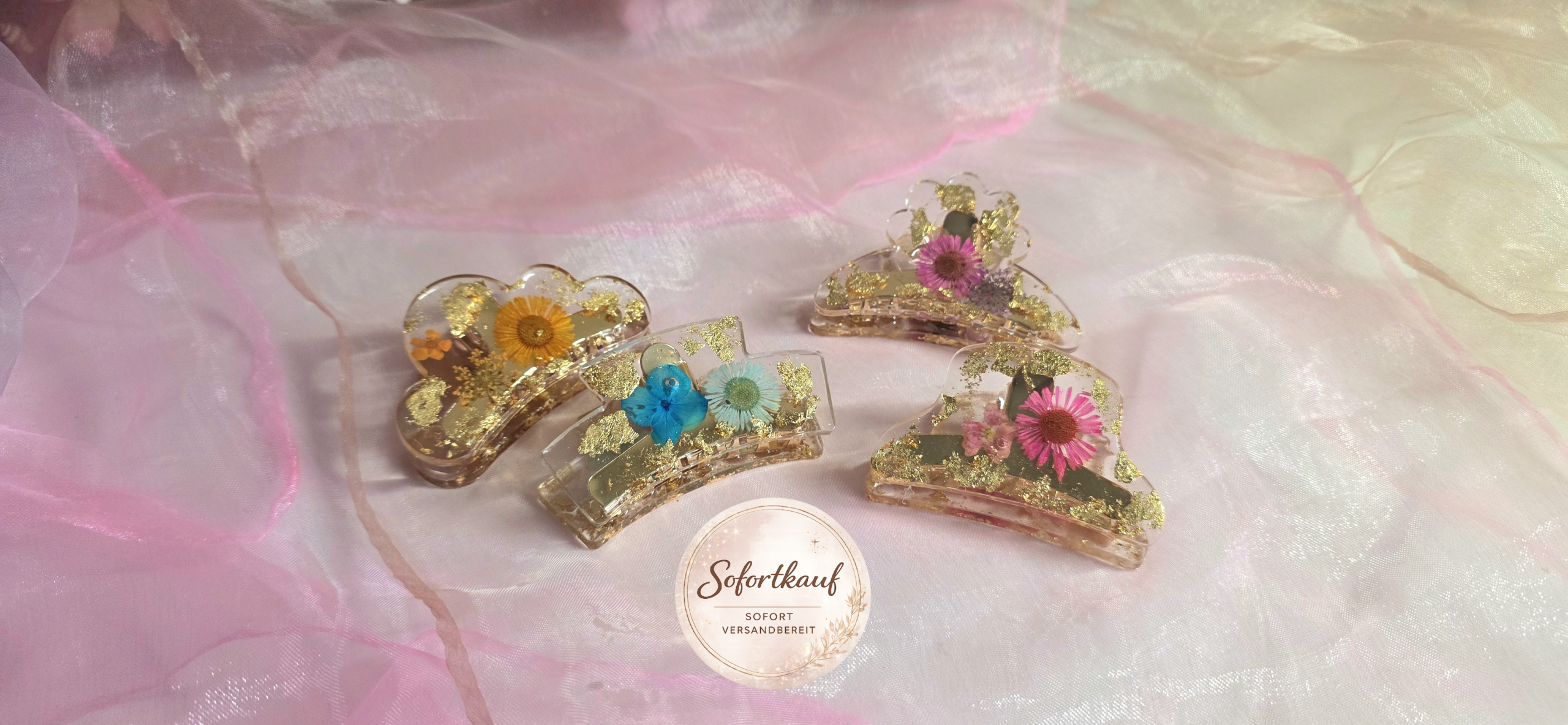 Handgefertigte Haarklammer aus Epoxidharz mit echten Blüten und edlem Blattgold – Einzigartiges Haar-Accessoire als Resin-Unikat von Traumharz.