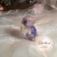 Handgefertigte Hasen-Figur aus Epoxidharz mit echten getrockneten Blüten – Frühlingshafte Osterdeko als Resin-Unikat von Traumharz.