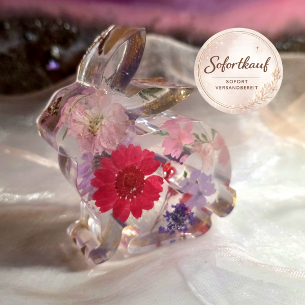 Handgefertigte Hasen Figur Epoxidharz Silhouette mit bunten echten Blüten – Einzigartige Osterdeko und Resin-Unikat von Traumharz.