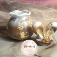 Handgefertigte Hasen-Dose aus Epoxidharz in Mokka-Weiß mit Blattgold-Veredelung – Stilvolle Osterdeko und Aufbewahrung für Schmuck oder Süßigkeiten von Traumharz.