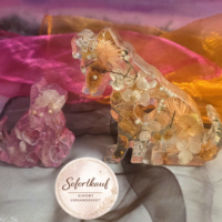 Handgefertigte Figuren &bdquo;Hund & Katze&ldquo; aus Epoxidharz mit echten getrockneten Bl&uuml;ten und feinem Glitzer &ndash; Edle Resin-Unikate als Erinnerungsst&uuml;ck und Deko von Traumharz.
