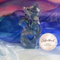 Handgefertigte Katzenfigur aus Epoxidharz mit echten blauen Trockenblumen und feinem Glitzer – Edles Resin-Unikat mit Herz-Ausschnitt von Traumharz.