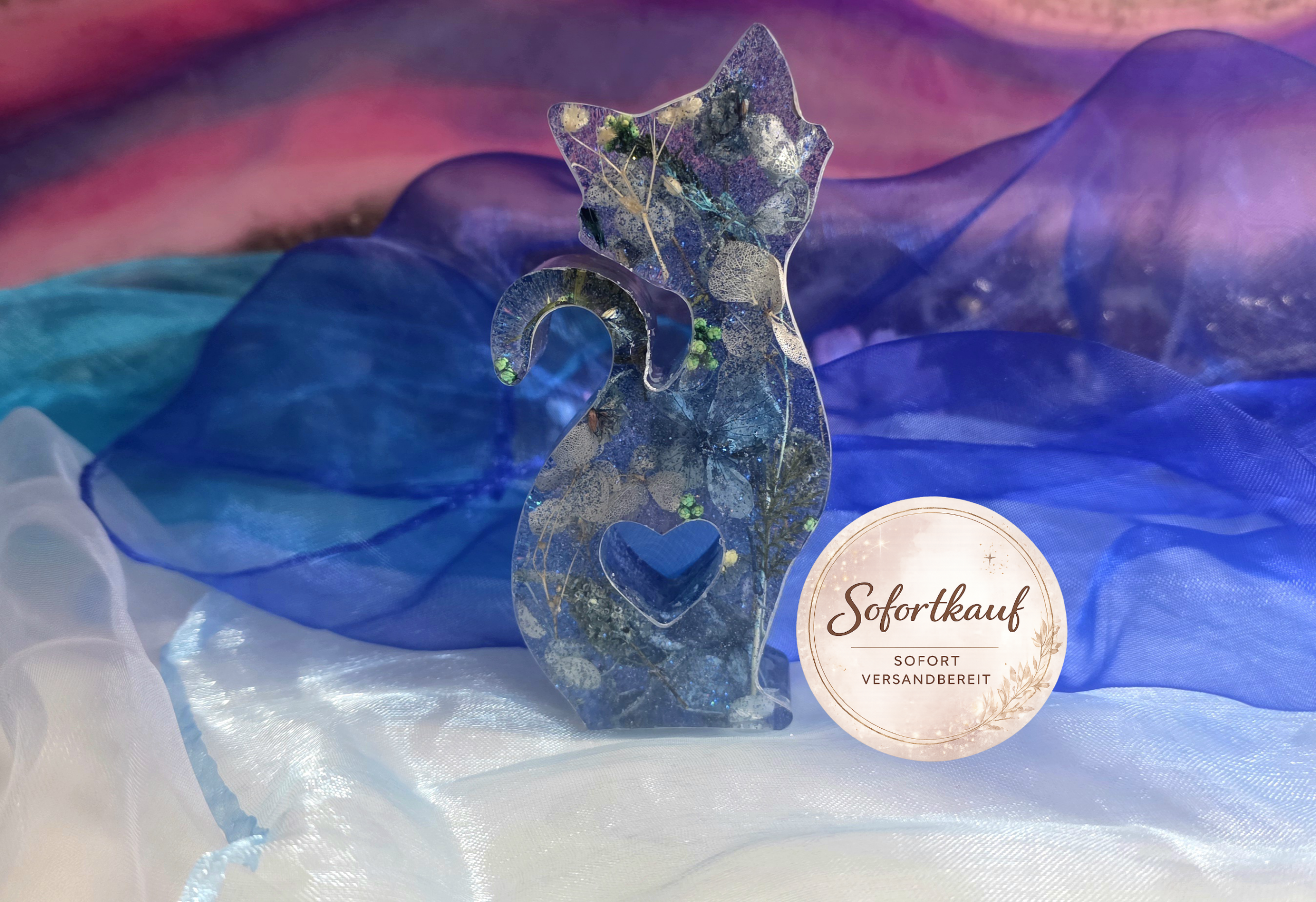Handgefertigte Katzenfigur aus Epoxidharz mit echten blauen Trockenblumen und feinem Glitzer – Edles Resin-Unikat mit Herz-Ausschnitt von Traumharz.