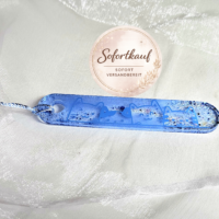 Handgefertigtes Lesezeichen aus Epoxidharz mit blauen Glitzer-Details und süßen Katzen- sowie Tiermotiven.