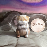 Handgefertigte Otter-Figur aus Epoxidharz – Niedliches Deko-Unikat in Mokka-Braun und Weiß mit goldenem Glitzer-Akzent von Traumharz.