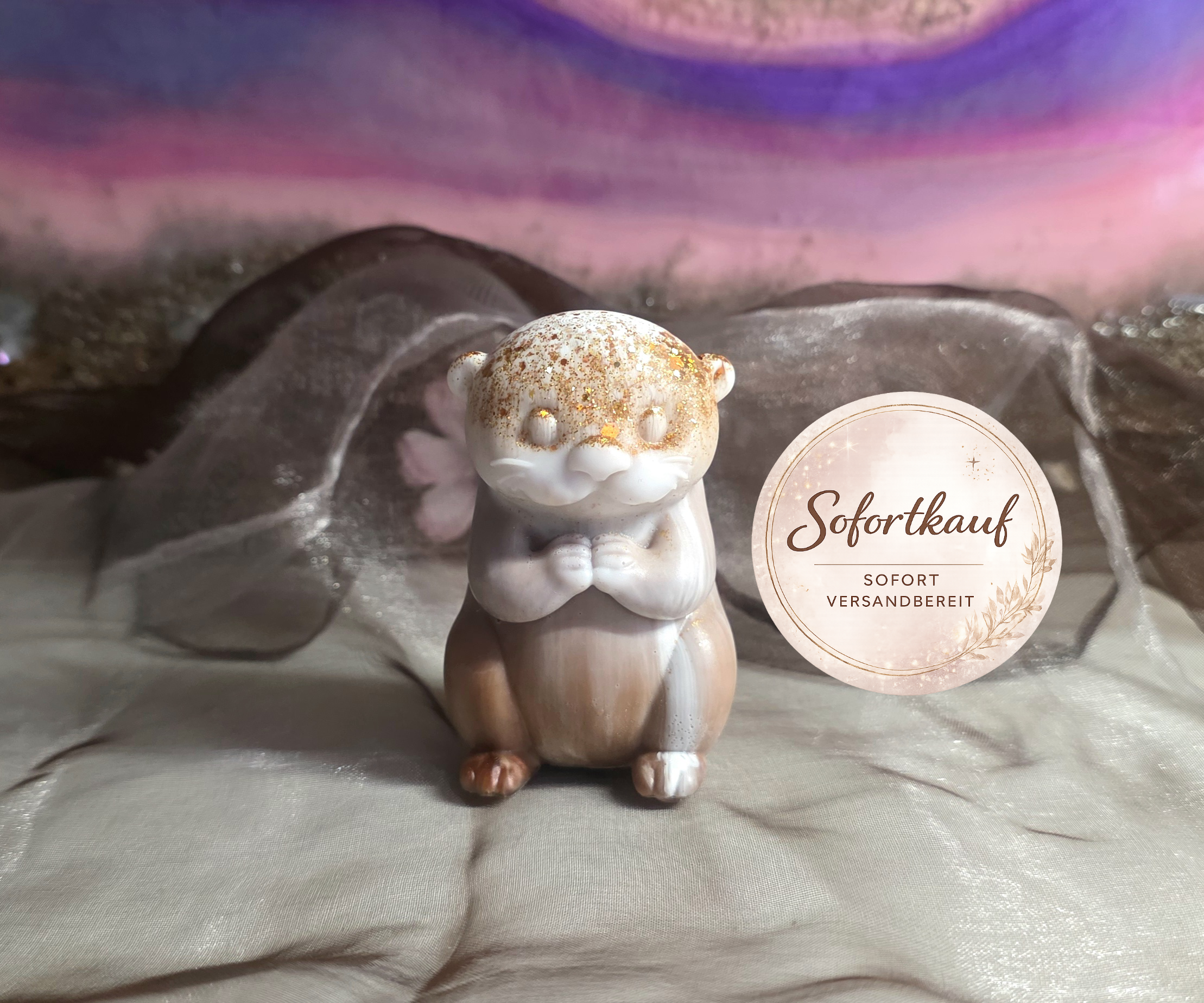 Handgefertigte Otter-Figur aus Epoxidharz – Niedliches Deko-Unikat in Mokka-Braun und Weiß mit goldenem Glitzer-Akzent von Traumharz.