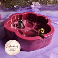 Handgefertigter Pfoten-Aschenbecher aus Epoxidharz in dunklem Kirschrot mit zwei integrierten Glutkillern.