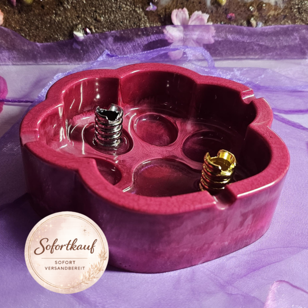 Handgefertigter Pfoten-Aschenbecher aus Epoxidharz in dunklem Kirschrot mit zwei integrierten Glutkillern.