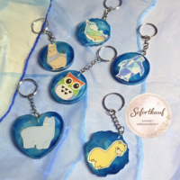 Handgefertigte Schl&uuml;sselanh&auml;nger aus Epoxidharz mit s&uuml;&szlig;en Tiermotiven &ndash; Individuelle Resin-Unikate mit Alpaka, Eule, Pinguin und Wal von Traumharz.